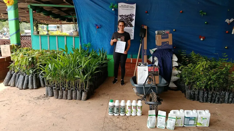 Beneficiaria recibe insumos - Fundación SEMDEAMOR